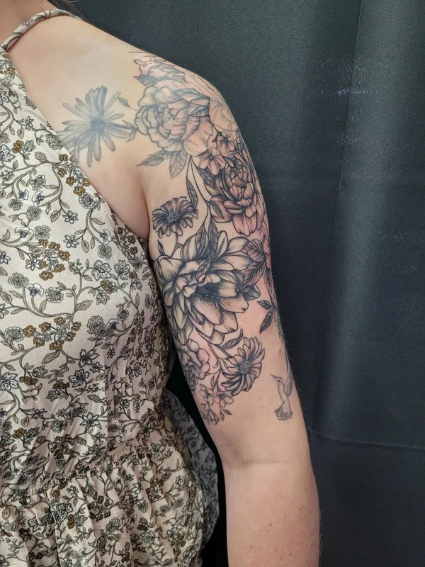 female black and grey blackwork Tatuaggio su upper arm #82533 | Tatuatore Savannah Victoria