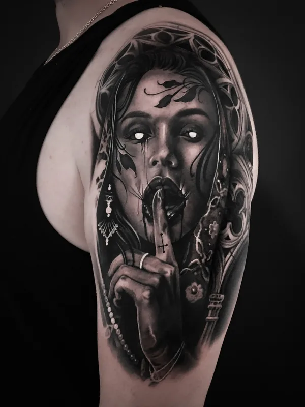 female black and grey black and grey tattoo auf shoulder #82737 | Tätowierer Михаил Громовчук / Leeahim_tattoo