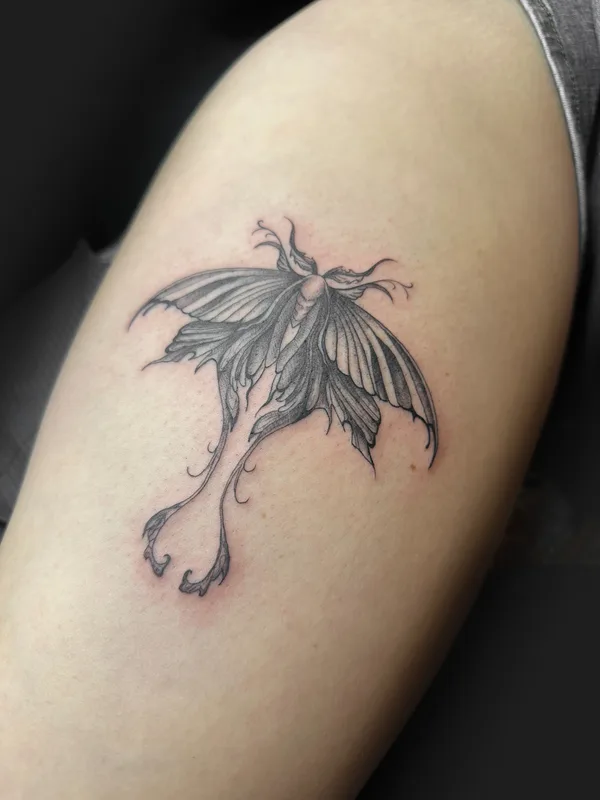 black and grey fineline 타투 부위 thigh #82918 | 타투이스트 Kat Botezatu
