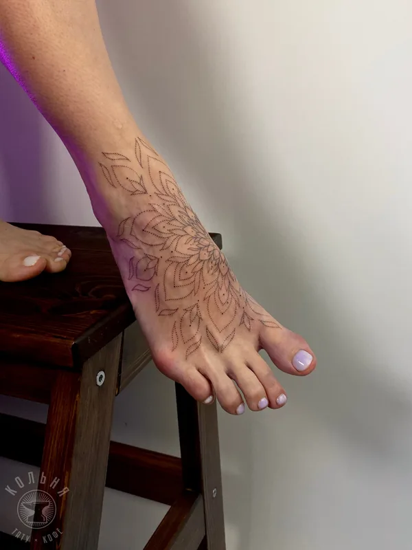 female black ornamental Tatuaggio su foot #83178 | Tatuatore Екатерина Максимова