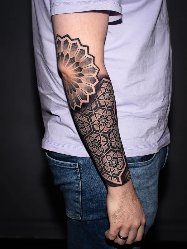 black and grey geometric Tatuagem em forearm #83351 | Tatuador Константин Овсянников