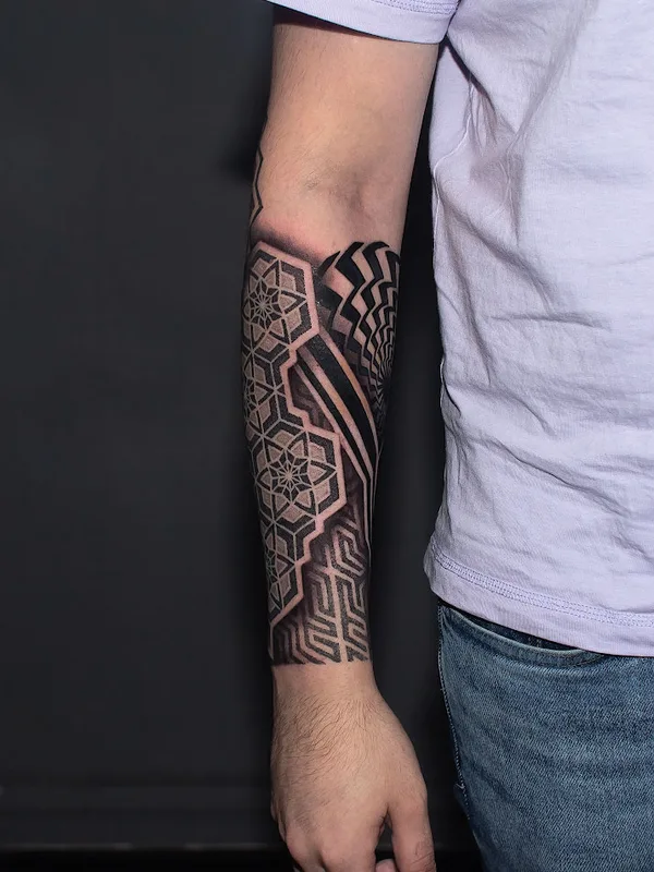 black and grey geometric Tatuagem em forearm #83352 | Tatuador Константин Овсянников
