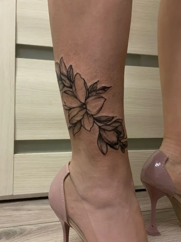 female black fineline татуировка на leg #83403 | Тату мастер Даниил Кюршев