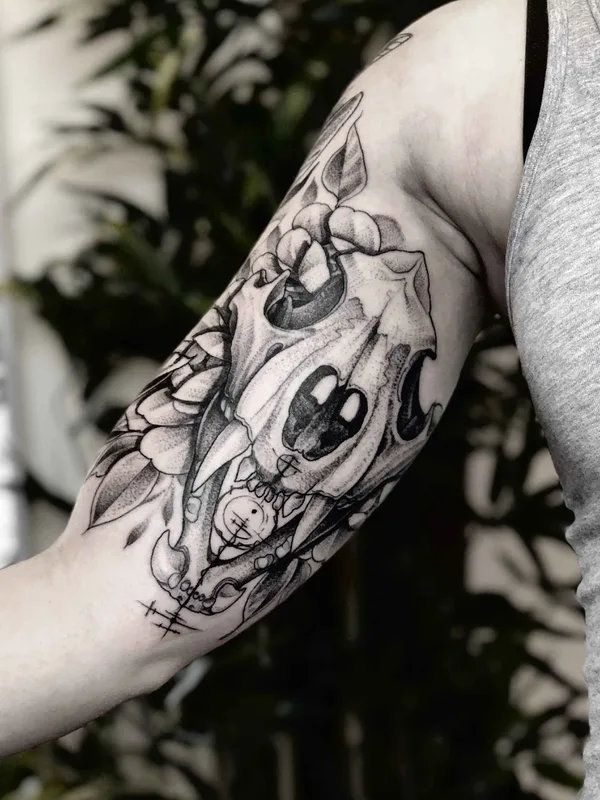 black and grey blackwork tatouage sur forearm #17816 | Artiste tatoueur Taras Shtanko