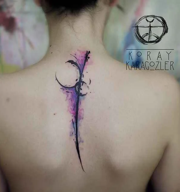 female color watercolor tatouage sur upper back #303 | Artiste tatoueur Koray Karagözler