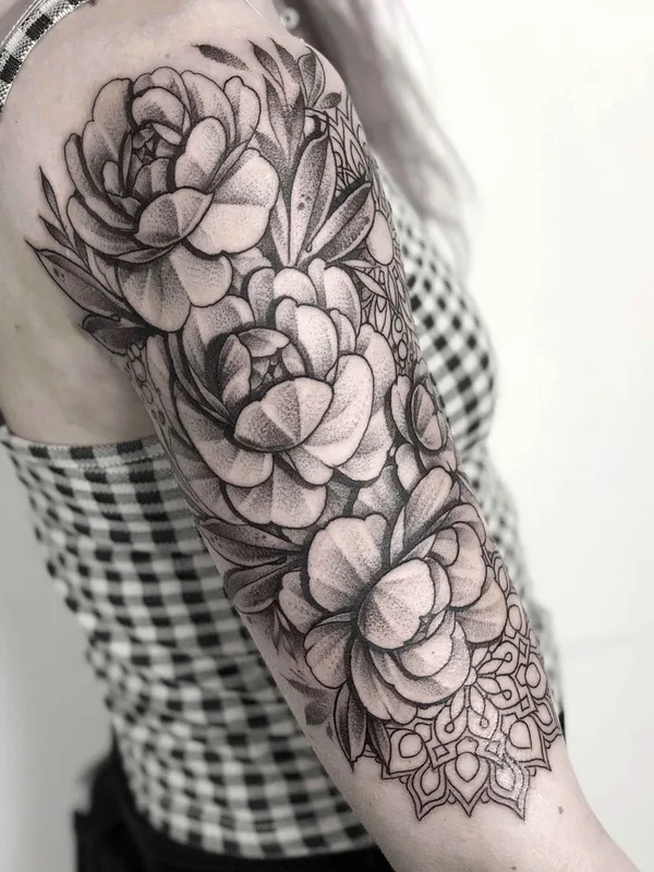 female black and grey blackwork tatouage sur full sleeve #17823 | Artiste tatoueur Taras Shtanko