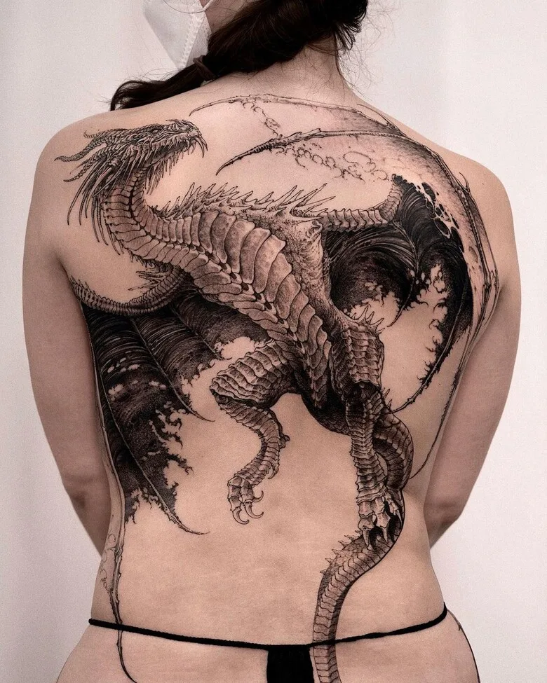 Tatouage de dragon europ&eacute;en dans le dos