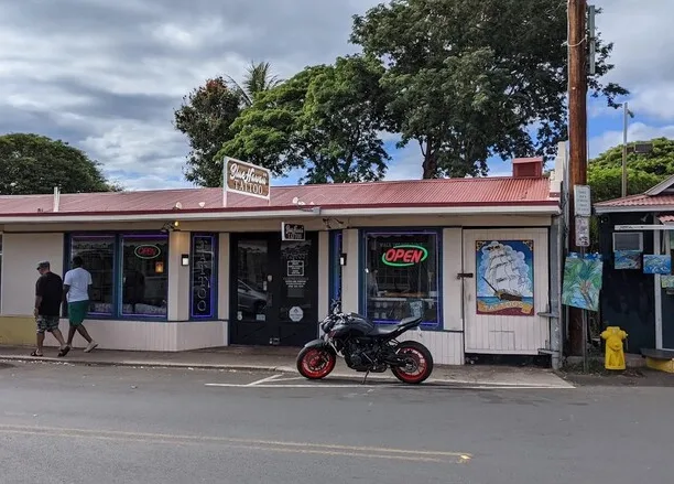Von Asche zu Kunst: Banyan Tree Tattoo eröffnet neues Ala Moana Studio zu Ehren der Widerstandsfähigkeit von Lahaina