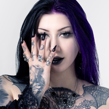 Готическая королева косплея Равенджирим и её мрачные татуировки