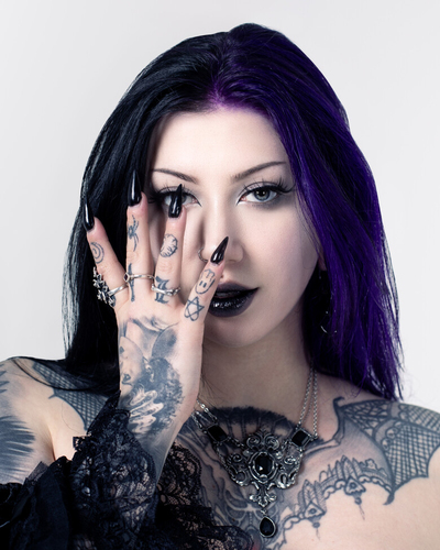 Готическая королева косплея Равенджирим и её мрачные татуировки