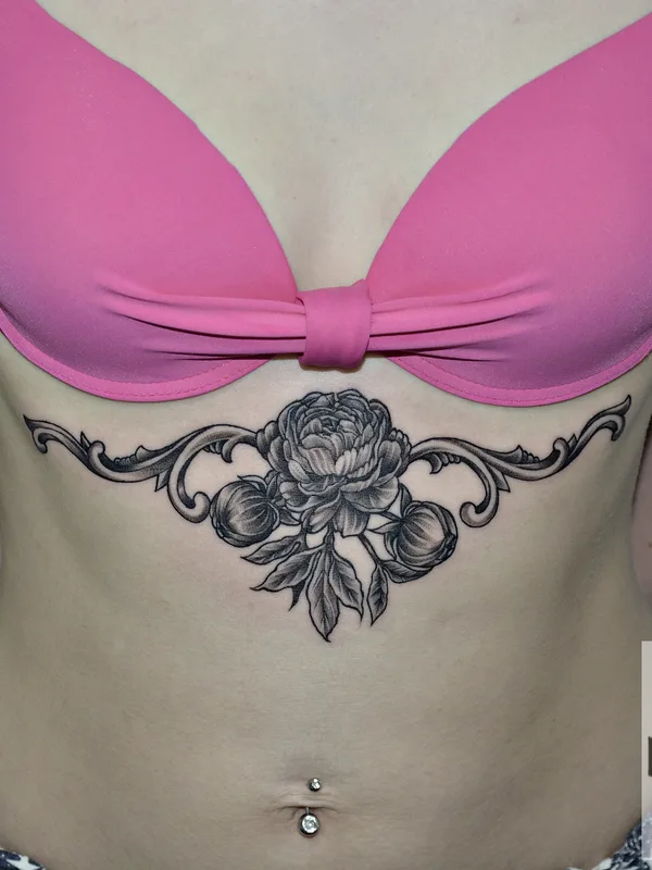 female black and grey ornamental татуировка на sternum #25993 | Тату мастер Вячеслав