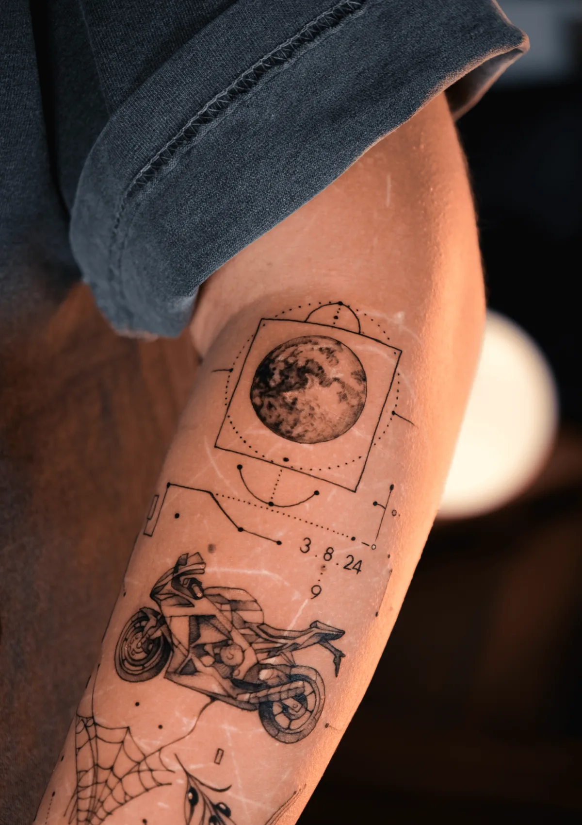 Micro-realism in the Rhythm of the Body: Aleki Blue's Anatomical Style - image 4