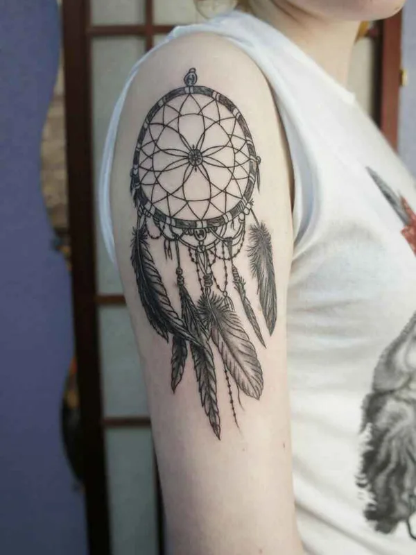 female black and grey blackwork tattoo auf upper arm #20788 | Tätowierer Алексей Касаев