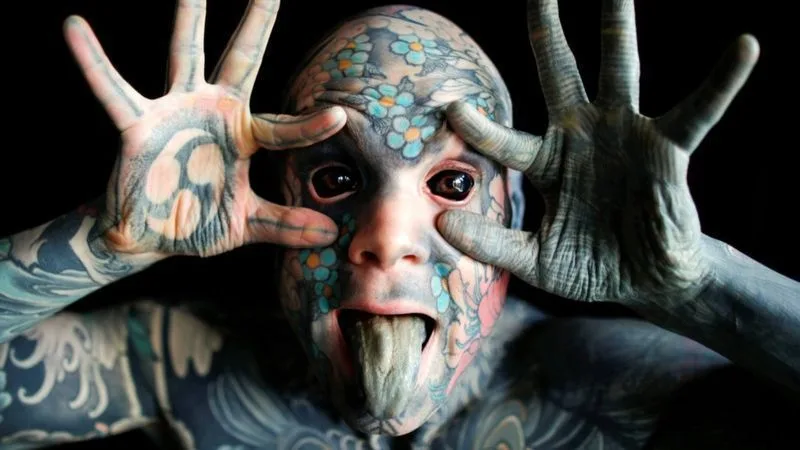 professor e homem mais tatuado da França Sylvain Hélaine