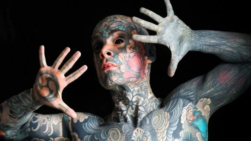 professor e homem mais tatuado da França Sylvain Hélainee