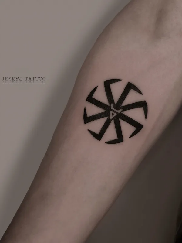 male black graphic tatouage sur forearm #83504 | Artiste tatoueur Антон Курочкин