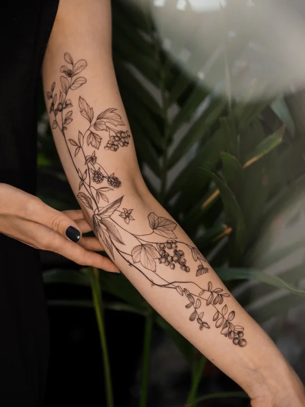 female black botaniс tattoo auf sleeve #84219 | Tätowierer Anna Novitskaya