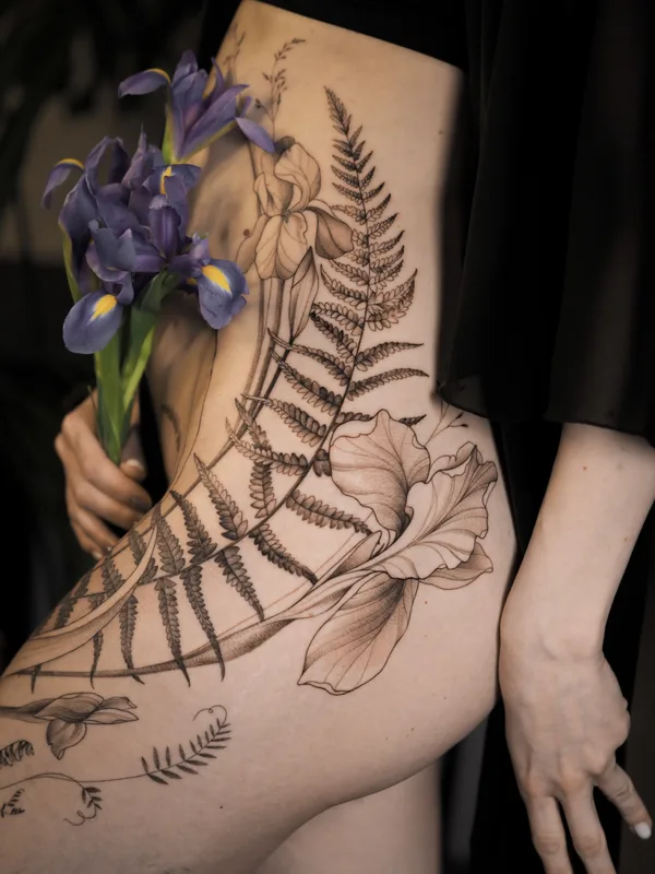 female black botaniс tattoo auf thigh #84222 | Tätowierer Anna Novitskaya