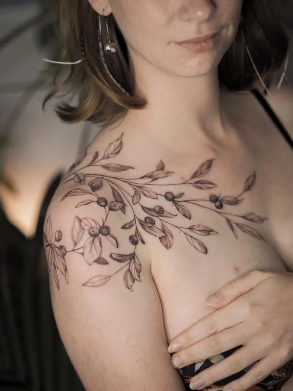 female black botaniс tattoo auf shoulder #84223 | Tätowierer Anna Novitskaya