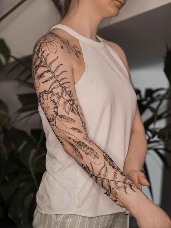 female black graphic tattoo auf sleeve #84230 | Tätowierer Anna Novitskaya