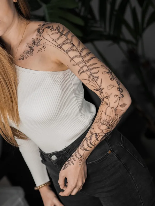 female black botaniс tattoo auf sleeve #84231 | Tätowierer Anna Novitskaya