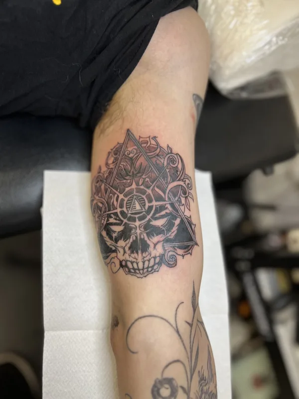black blackwork татуировка на upper arm #89852 | Тату мастер Daniel Goudie