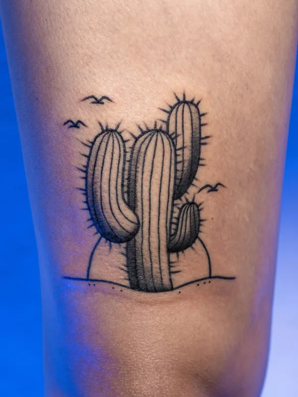 female blackandgrey oldschool Tatuaggio su thigh #85123 | Tatuatore Dmitrii Ostanin