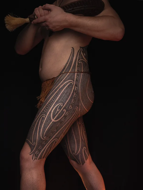 male black tribal tattoo auf full leg #88525 | Tätowierer Lance Ngata