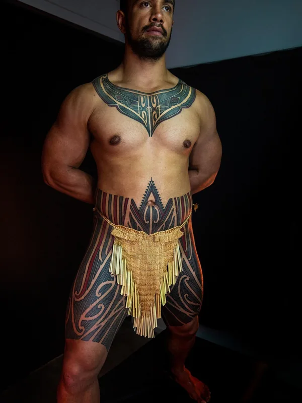 male black and grey tribal tattoo auf full body #88530 | Tätowierer Lance Ngata