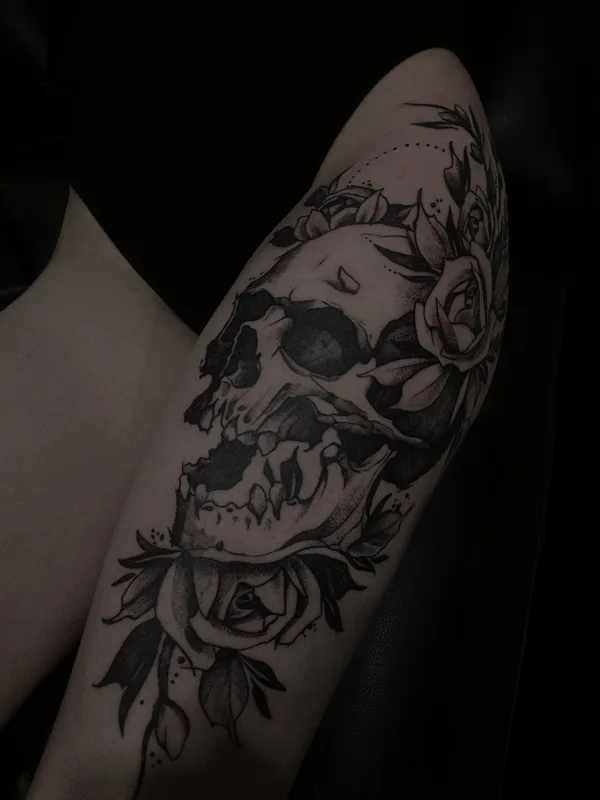 black and grey black and grey tattoo auf thigh #90866 | Tätowierer Max Hyde