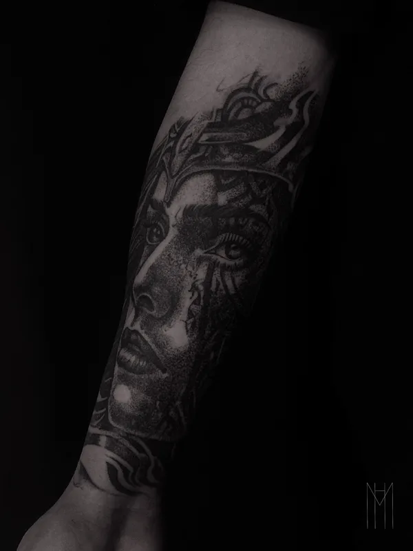 female black and grey realism tattoo auf forearm #90867 | Tätowierer Max Hyde