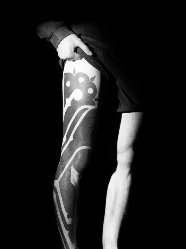 male black ornamental Tatuaggio su leg #84371 | Tatuatore Maxim Desnev