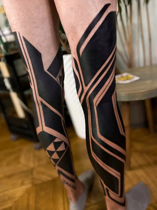 male black blackwork Tatuaggio su leg #84374 | Tatuatore Maxim Desnev