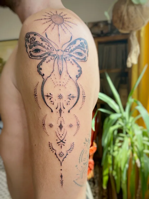 male blackandgrey ornamental tatouage sur shoulder #85743 | Artiste tatoueur May