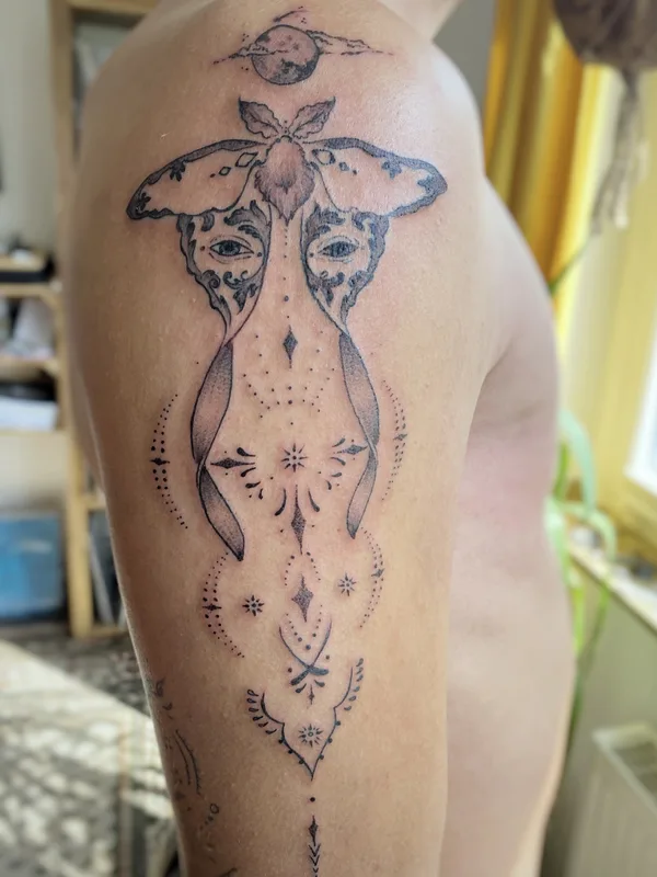 male blackandgrey ornamental tatouage sur shoulder #85742 | Artiste tatoueur May