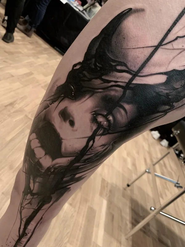 female blackandgrey horror tatuaje en thigh #86076 | Tatuador Michelle Vestergård Andersen