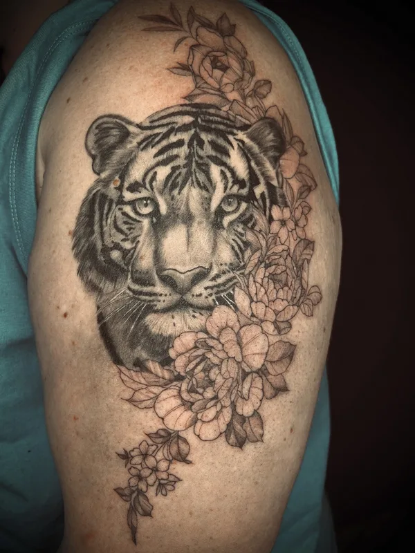black and grey realism татуировка на shoulder #88767 | Тату мастер Olga Manzula