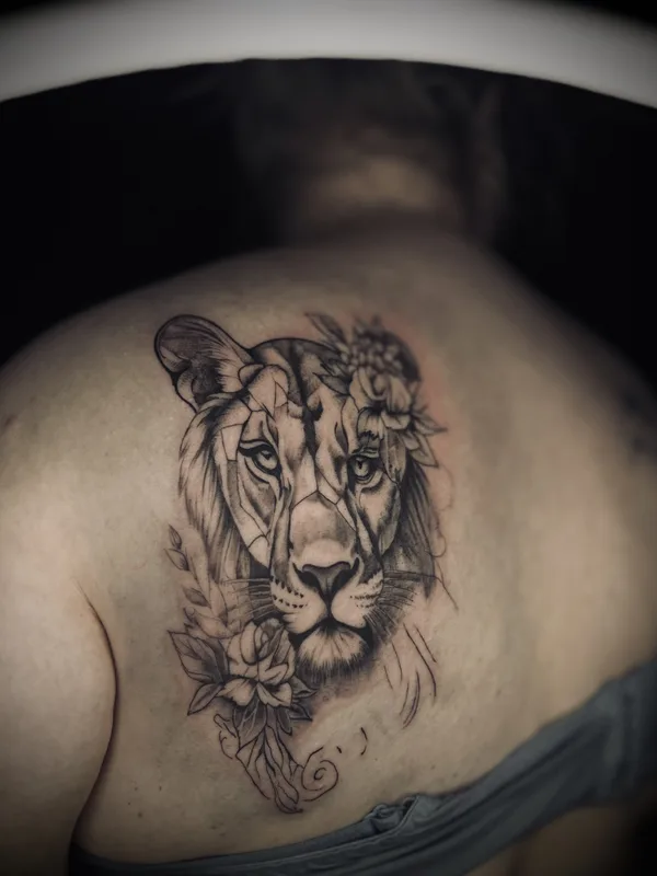 female black and grey black and grey татуировка на shoulder blade #88772 | Тату мастер Olga Manzula