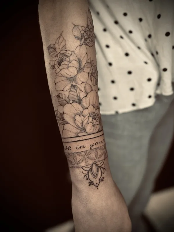 female black and grey fineline татуировка на forearm #88773 | Тату мастер Olga Manzula