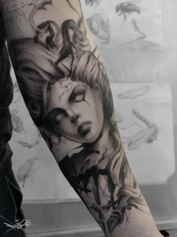 male blackandgrey graphic tattoo auf forearm #87588 | Tätowierer Redz Roman