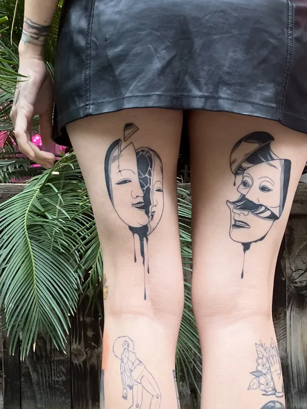 female black linework tatouage sur thigh #90562 | Artiste tatoueur Tais