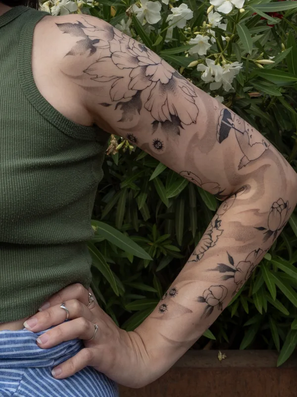 female black and grey illustrative tatouage sur full sleeve #90563 | Artiste tatoueur Tais