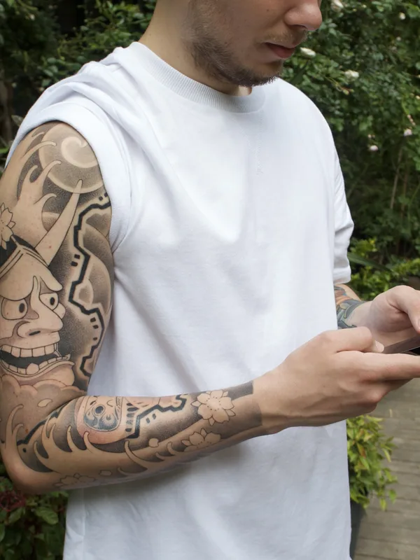 male black and grey japanese tatouage sur full sleeve #90564 | Artiste tatoueur Tais