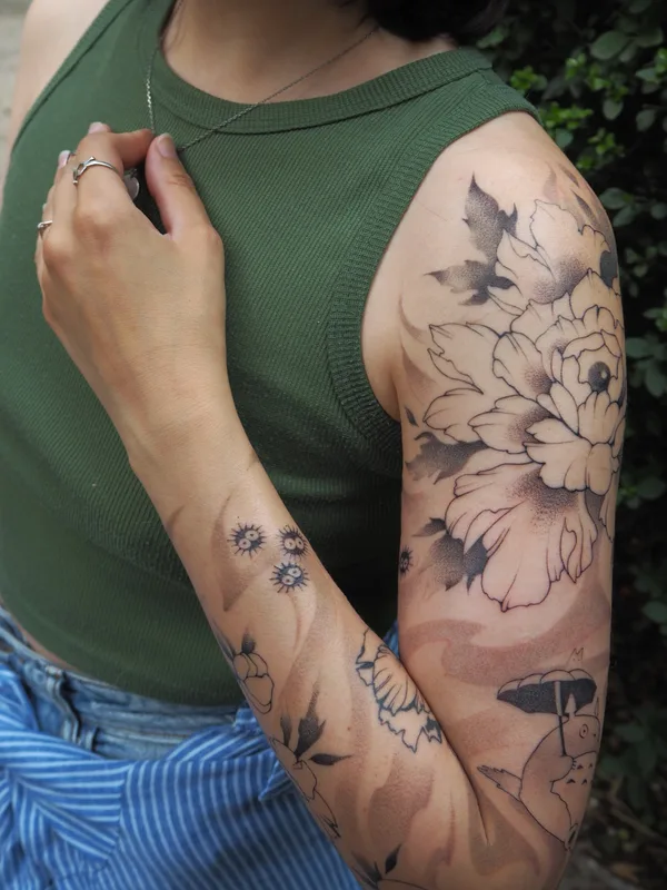 female black and grey illustrative tatouage sur full sleeve #90584 | Artiste tatoueur Tais