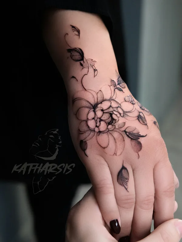 female black graphic tatuaje en arm #85802 | Tatuador Vitalina Bender