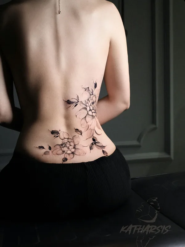 female black graphic tatuaje en lowerback #85803 | Tatuador Vitalina Bender