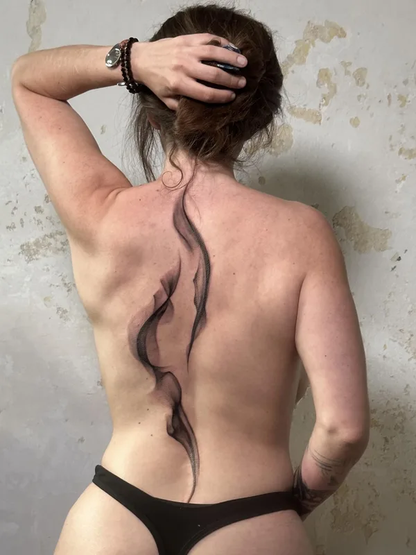 female black and grey blackwork татуировка на spine #88925 | Тату мастер Алексей Соболева