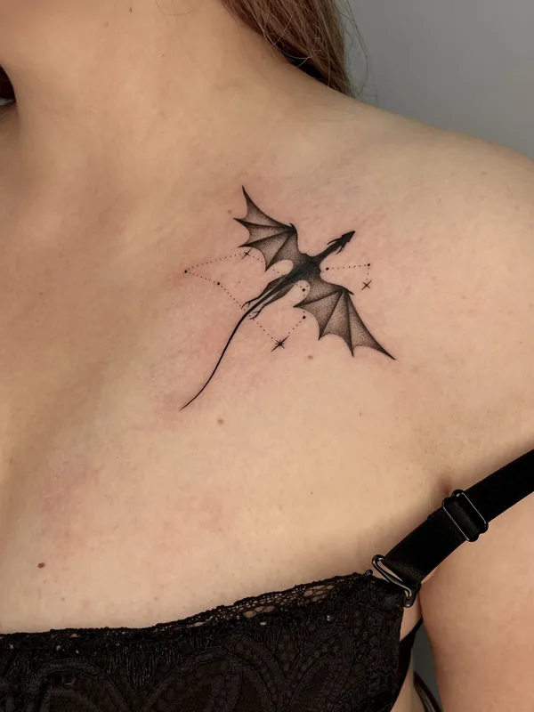 female black and grey fineline татуировка на collarbone #88647 | Тату мастер Алексей Воробьев