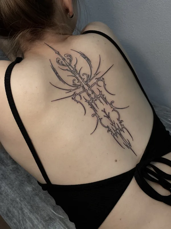 female black linework татуировка на upper back #88649 | Тату мастер Алексей Воробьев