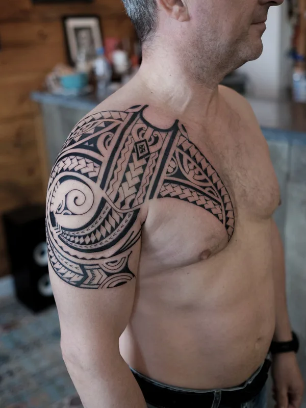 male black tribal Tatuagem em shoulder #84552 | Tatuador Анастасия Барченко